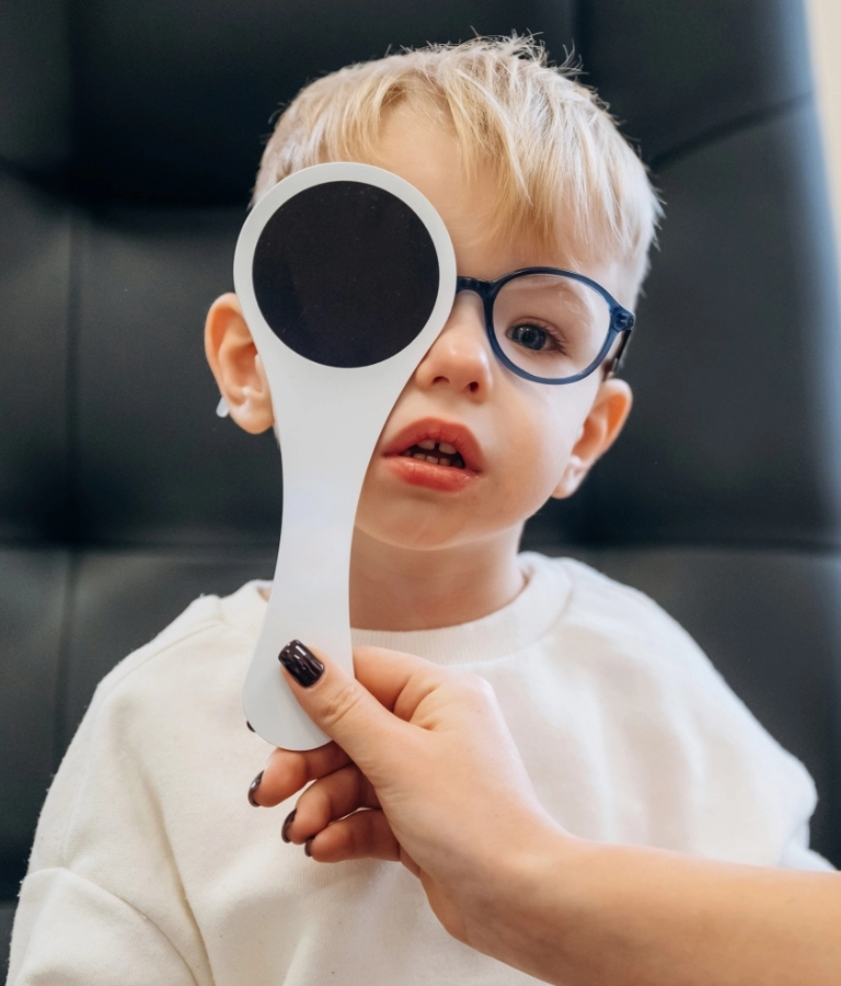 chłopiec w&nbsp;okularach