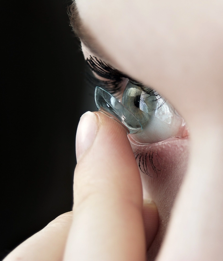 zakładanie soczewki