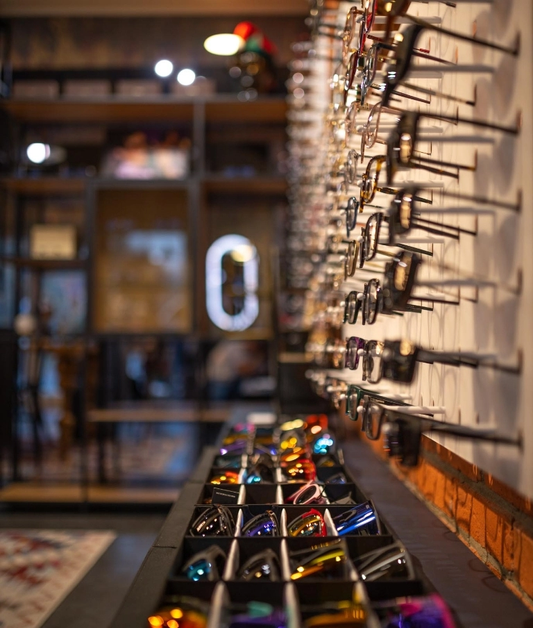 okulary na&nbsp;wieszakach