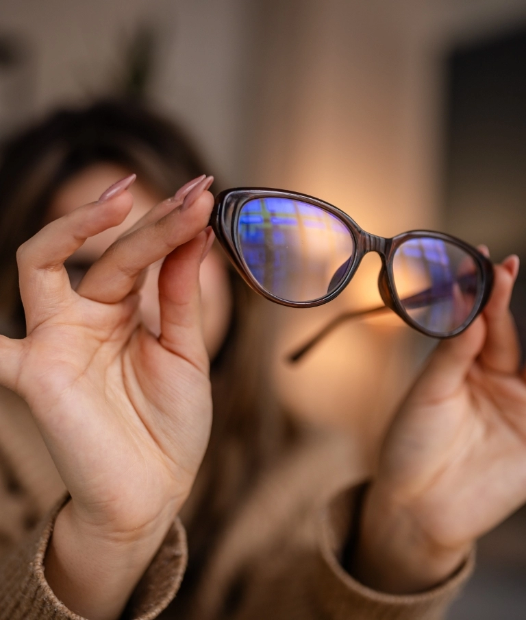okulary w&nbsp;dłoni