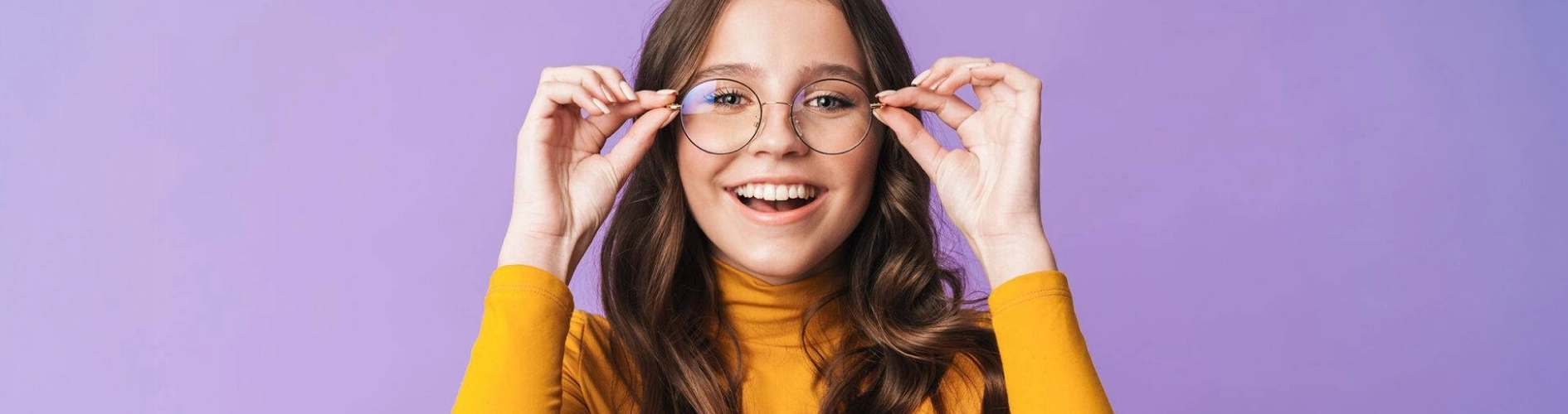 dziewczyna w okularach